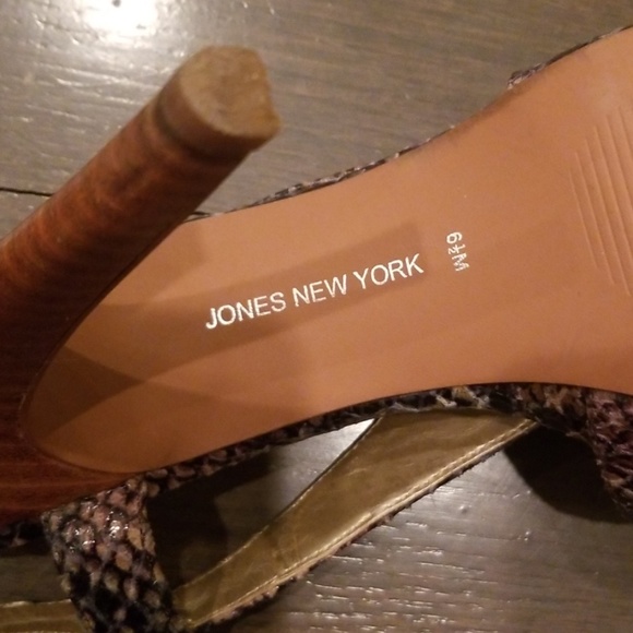 Patterned Heeled Strap Sandals - Picture 3 of 6